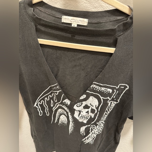 Truly Madly Deeply XS Cut Out Deep V  T-Shirt - Picture 3 of 6